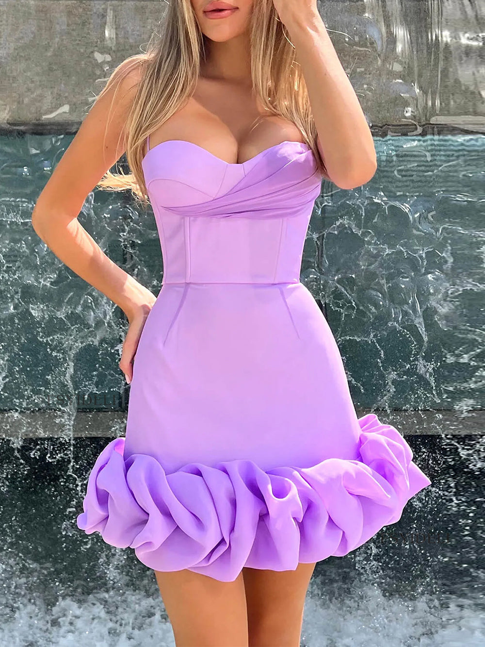 Minikleid mit Rüschen und Wickeldesign an der Hüfte