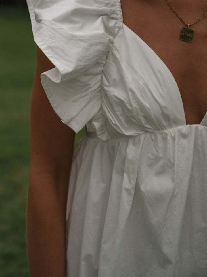 فستان قصير بأكمام كشكش ورقبة على شكل حرف V