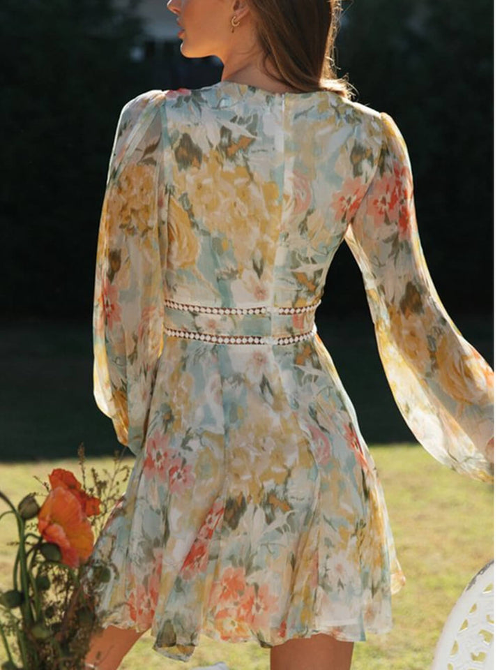 Koronkowa sukienka mini z bufiastymi rękawami i dekoltem w szpic