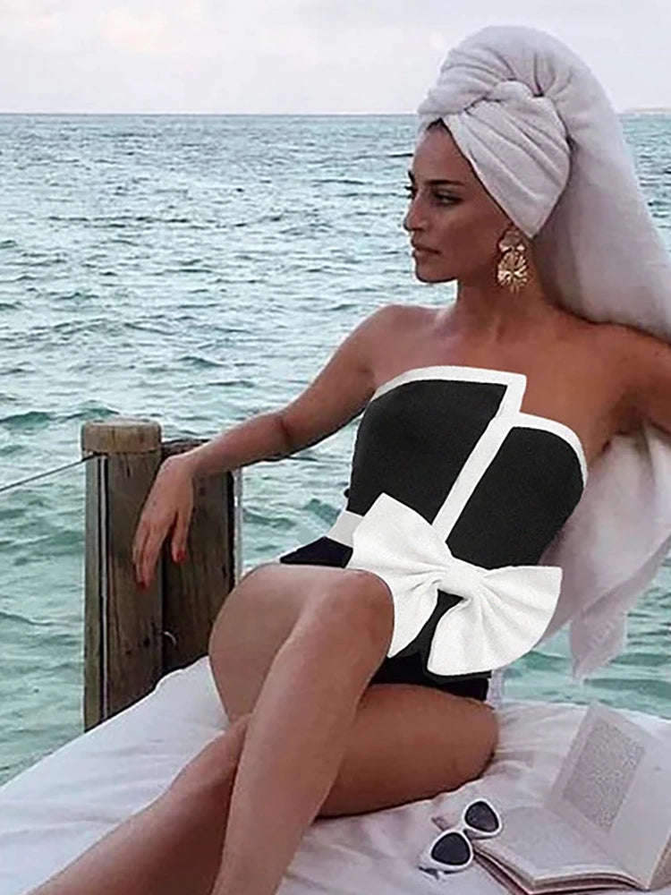 Costume intero senza spalline con fiocco e blocchi di colore