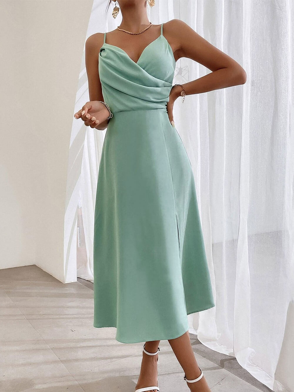 Elegancka sukienka z paskiem typu spaghetti, plisowaną i rozcięciem na nogawkach