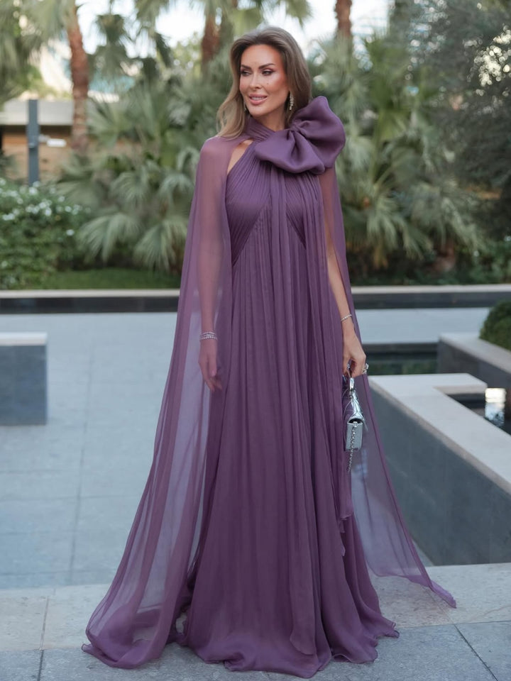 Mauve chiffon kappekjole med sløjfeærmer og plisseret maxi-length