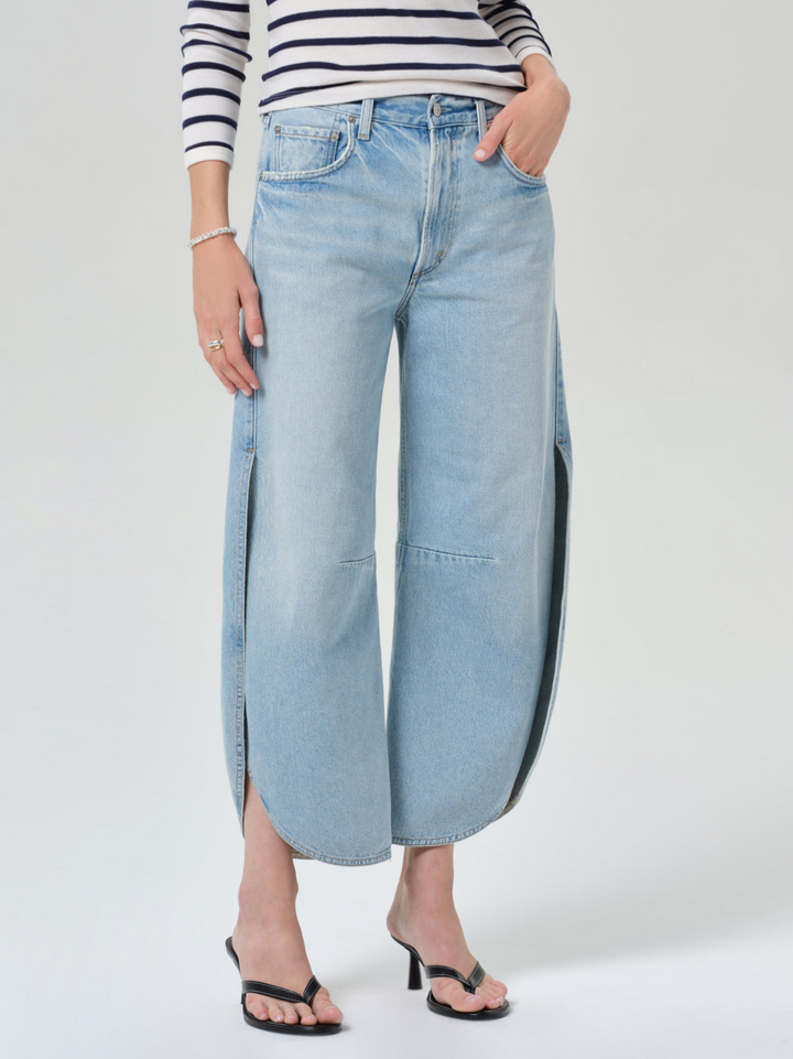Jeans med buet kant og sideslidser