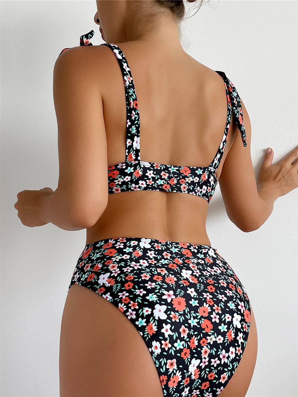 Seksowny zestaw bikini z nadrukiem i zapinanym na guziki kwiatowym paskiem