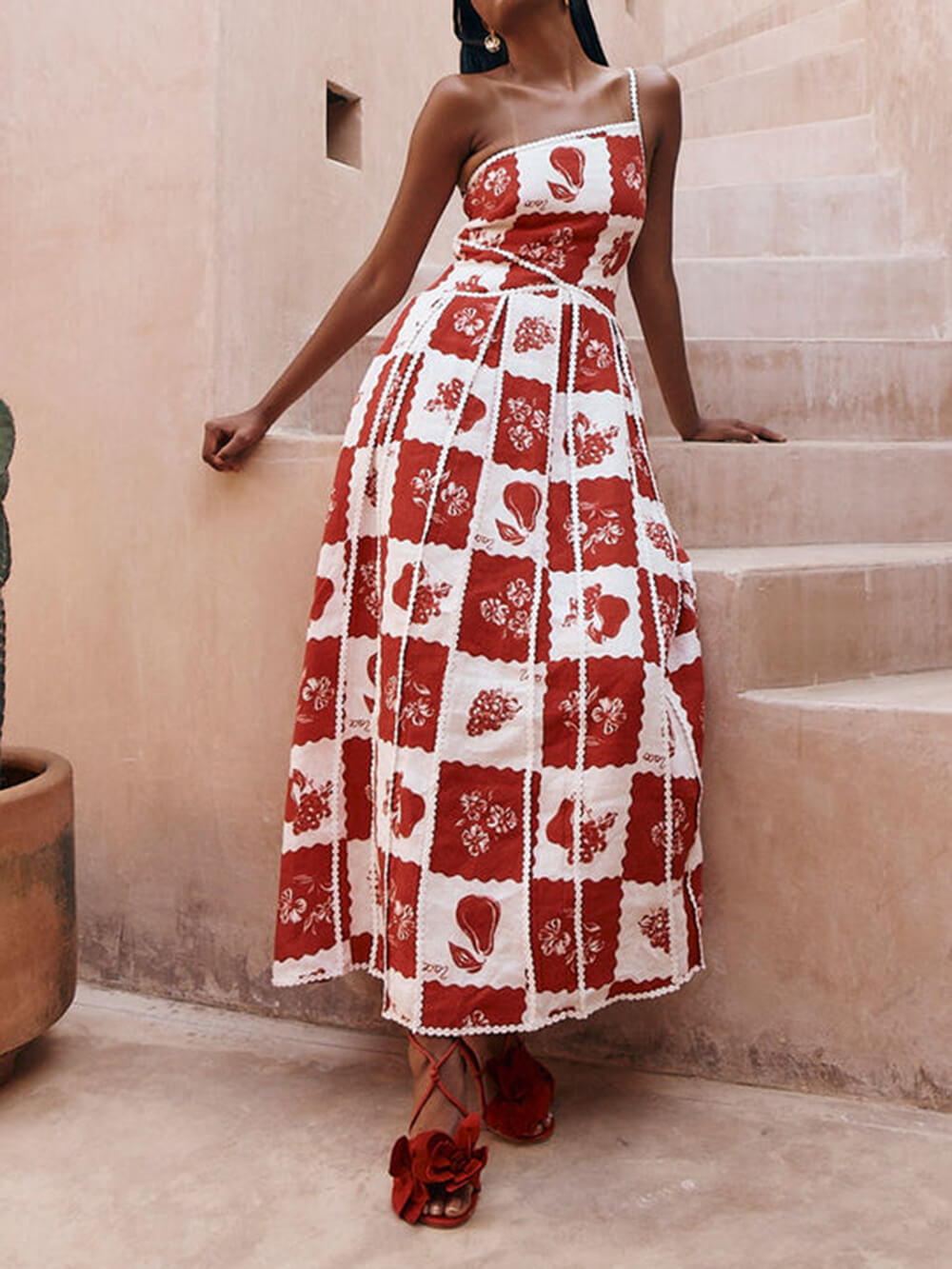 Unieke uitlopende maxi-jurk met één schouder en bloemenversiering