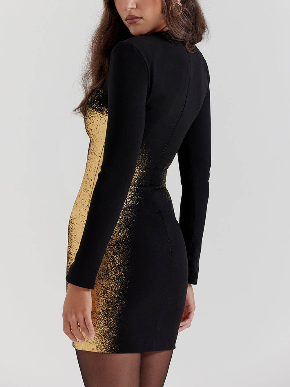 فستان قصير بطباعة رقائق معدنية باللونين الأسود والذهبي