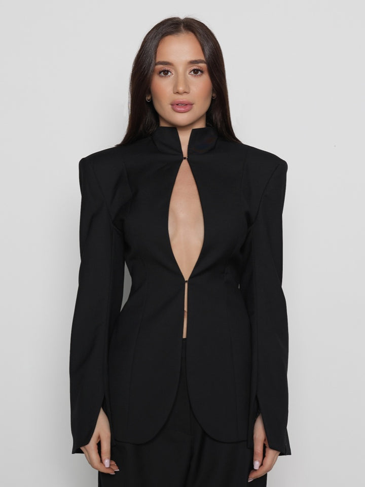 Minimalistische, maßgeschneiderte Jacke mit formgebendem Ausschnitt