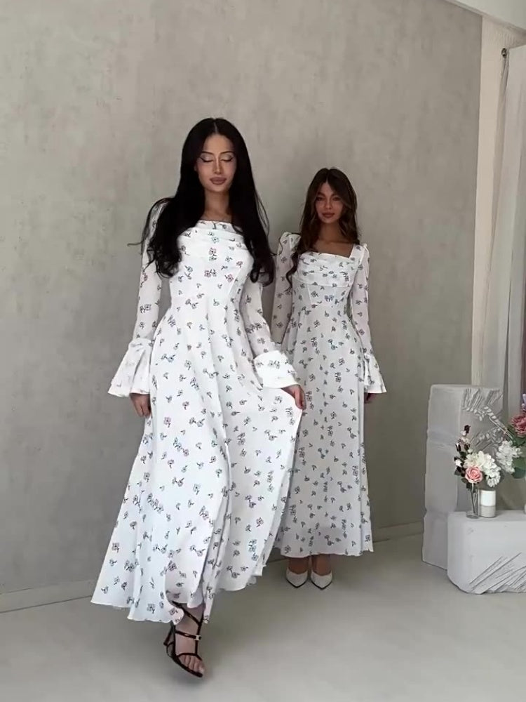 Sukienka maxi w kwiaty z kwadratowym dekoltem