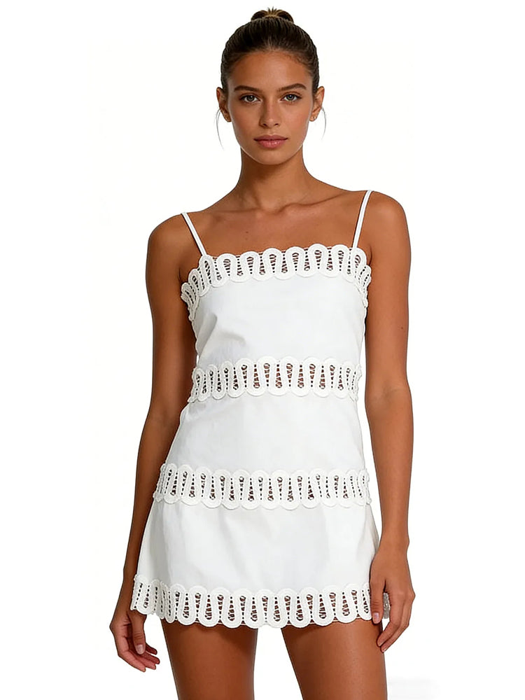Vestido corto blanco con ojales y borde en forma de concha