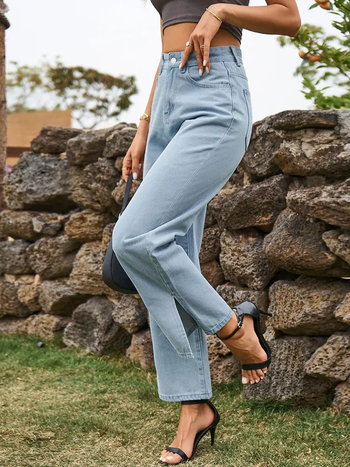 Pantaloni in denim lavato con orlo spaccato alla moda