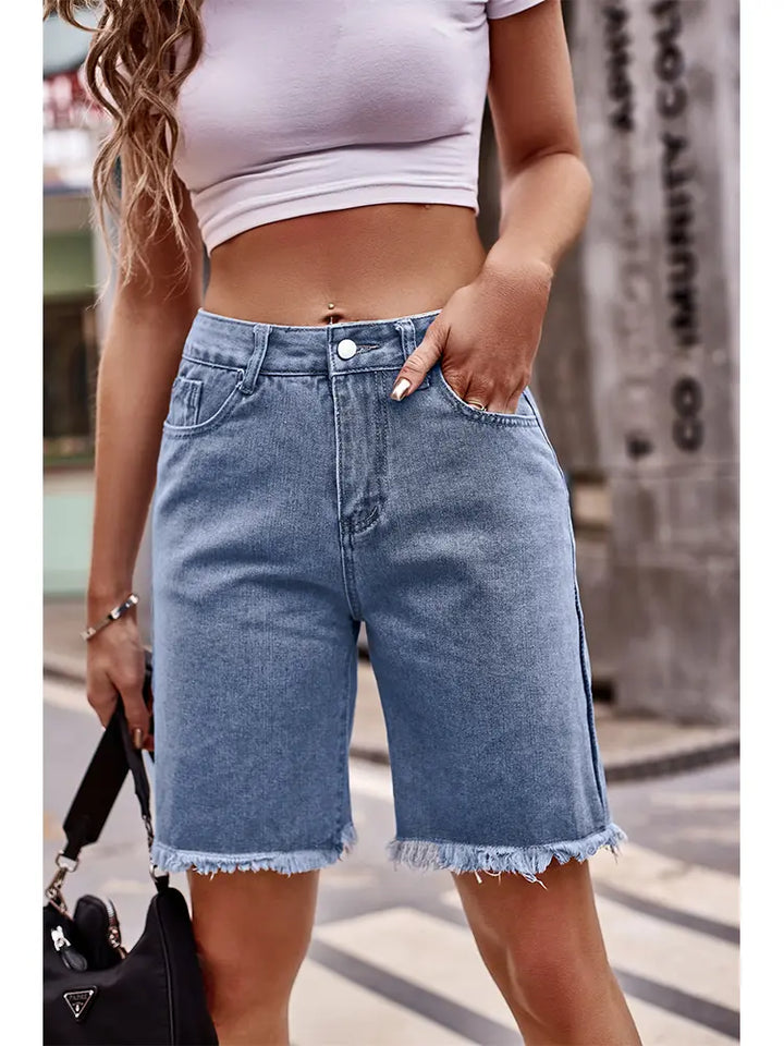 Shorts in denim con orlo sfrangiato versatili