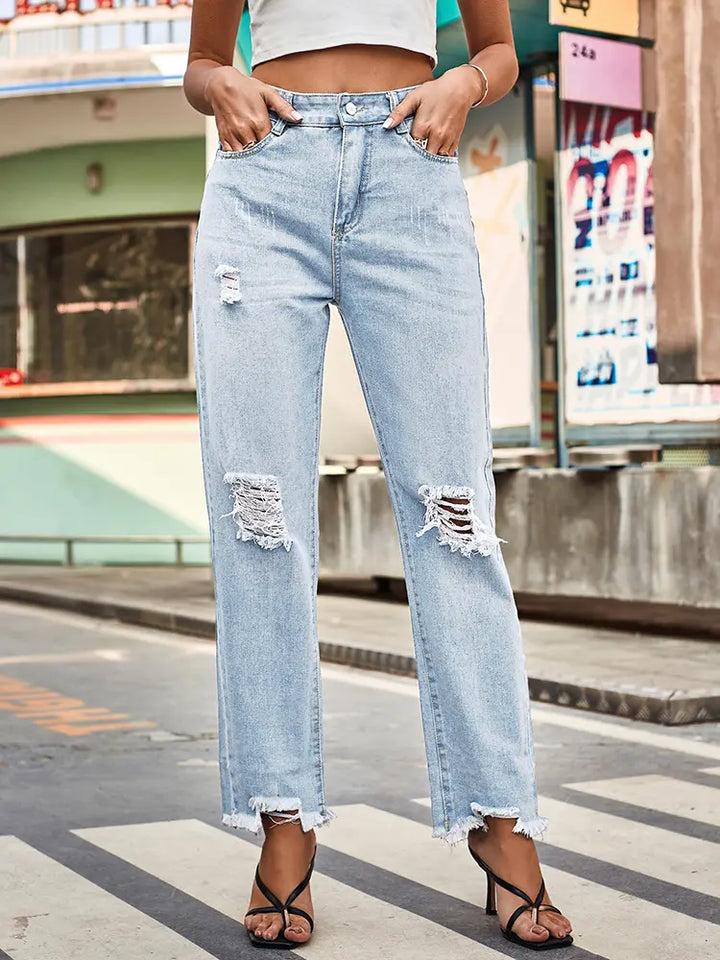 Pantaloni in denim strappati alla moda per donne