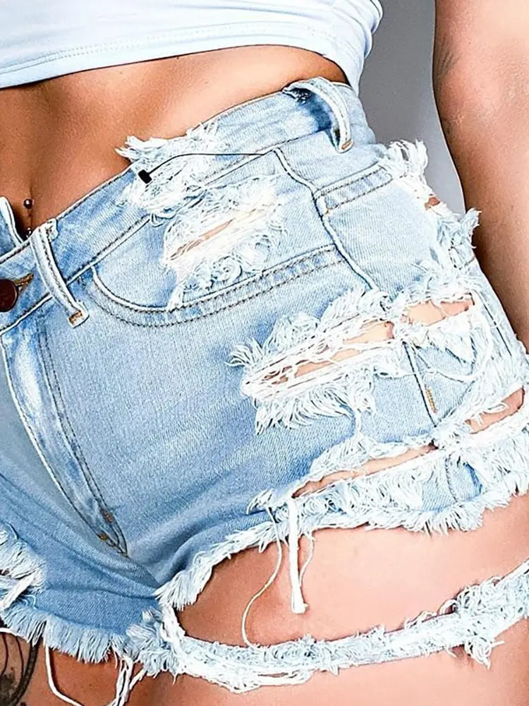 Shorts in denim strappati asimmetrici alla moda