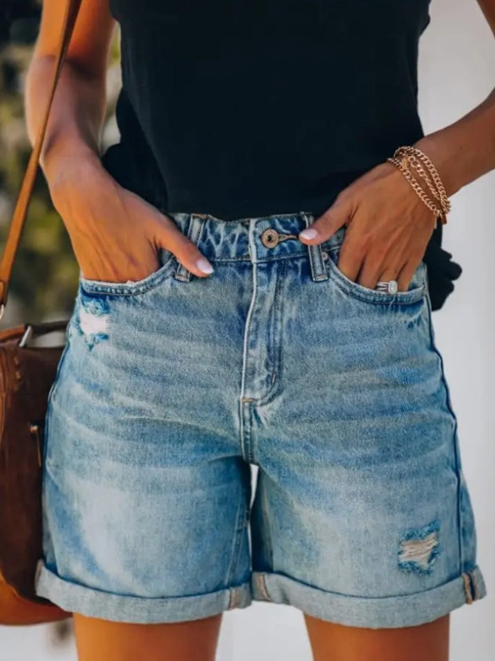 Neue stilvolle ausgefranste Denim-Shorts