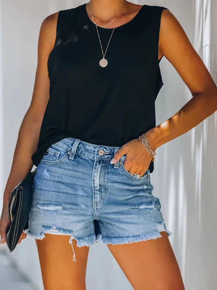 Shorts in denim strappati e alla moda