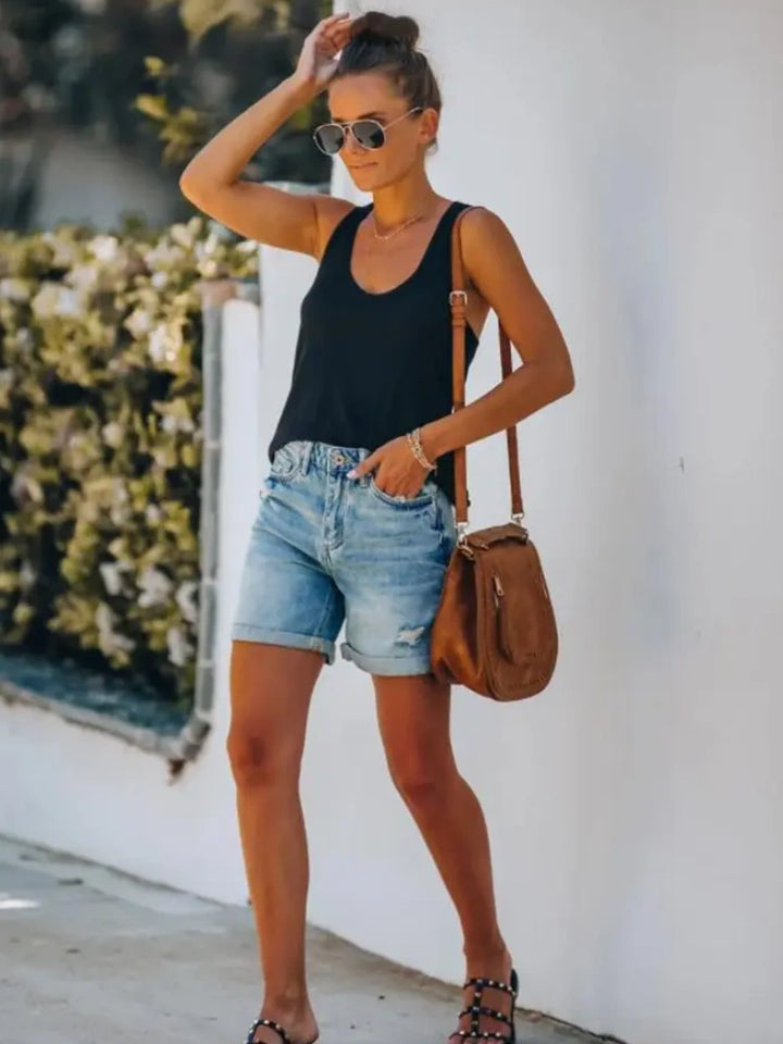 Neue stilvolle ausgefranste Denim-Shorts