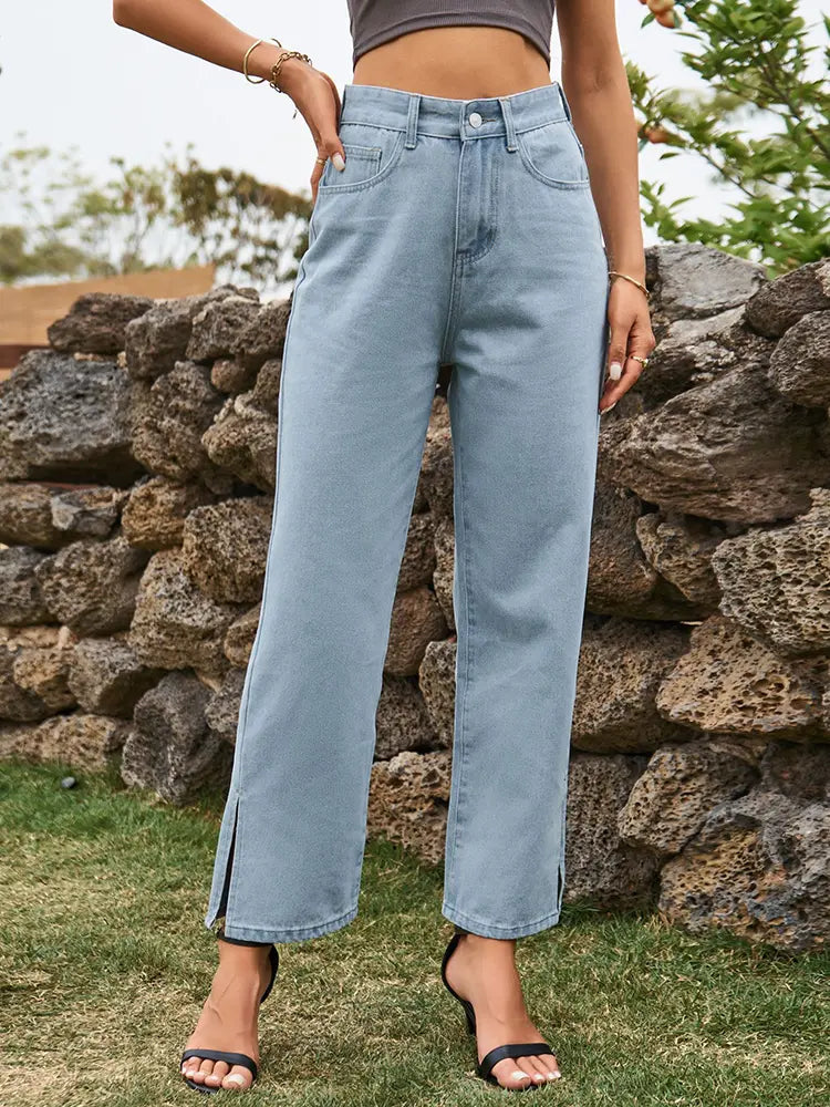 Pantaloni in denim lavato con orlo spaccato alla moda