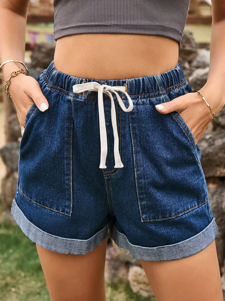 Taillierte Denim-Shorts mit umgeschlagenem Saum