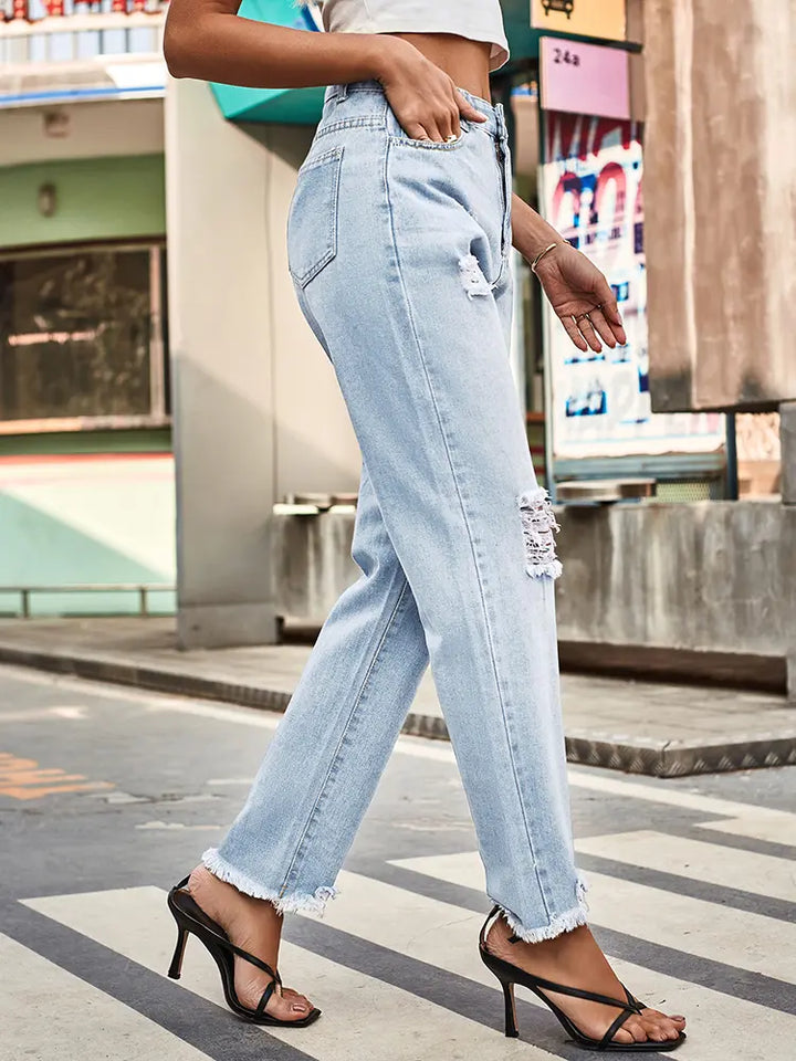 Pantaloni in denim strappati alla moda per donne