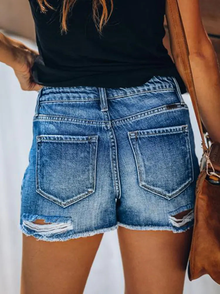 Shorts in denim sfilacciati e rovinati estivi