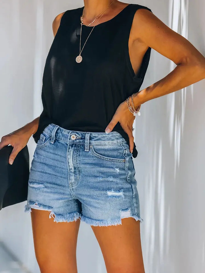 Shorts in denim strappati e alla moda