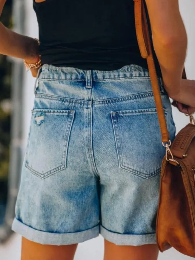 Neue stilvolle ausgefranste Denim-Shorts