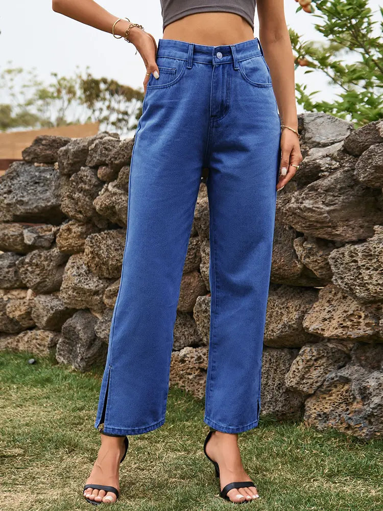 Pantaloni in denim lavato con orlo spaccato alla moda