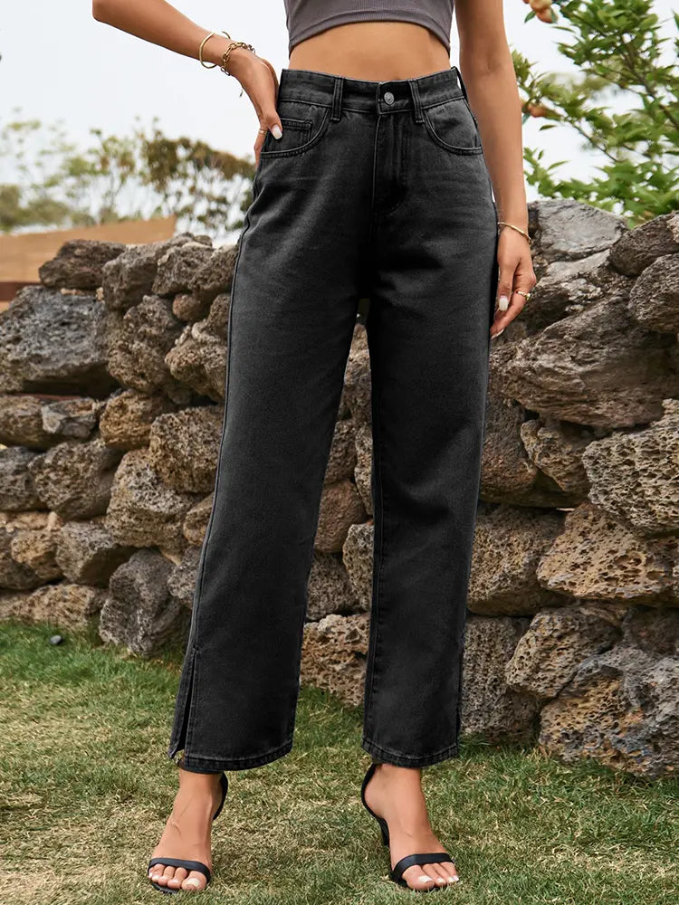 Pantaloni in denim lavato con orlo spaccato alla moda