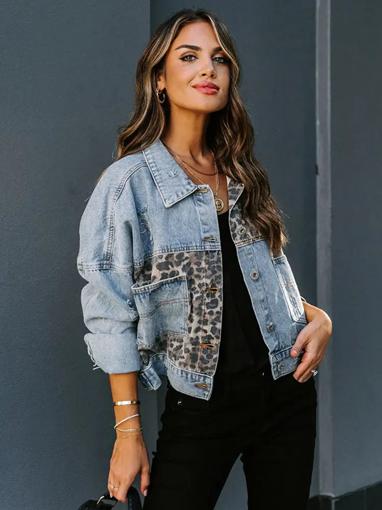 Chaqueta de mezclilla con parches de estampado animal