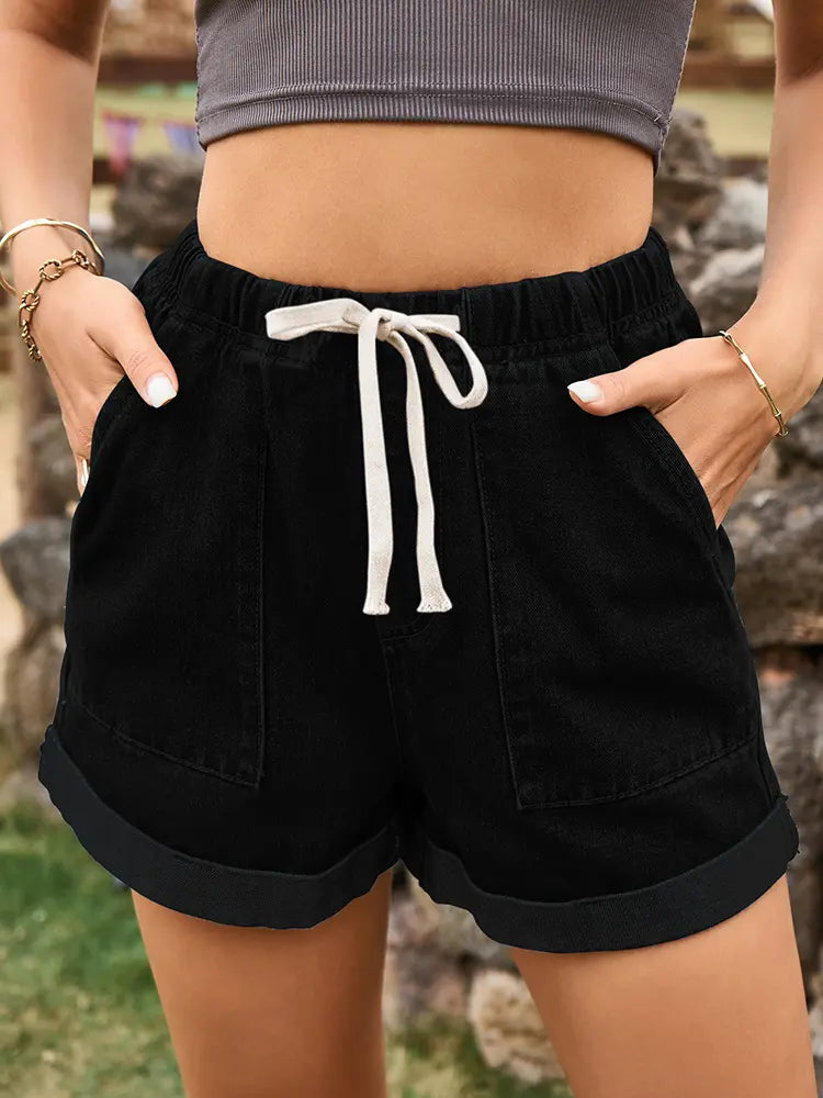 Taillierte Denim-Shorts mit umgeschlagenem Saum