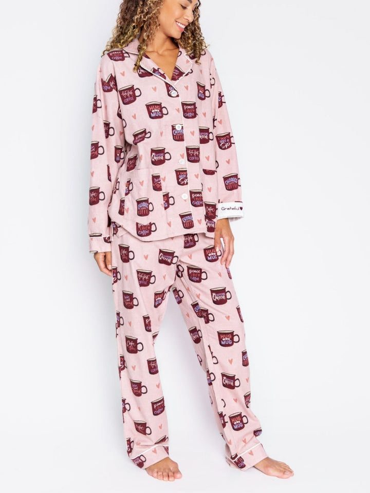 Conjunto de Pijamas con Estampado de Corazón y Taza de Café