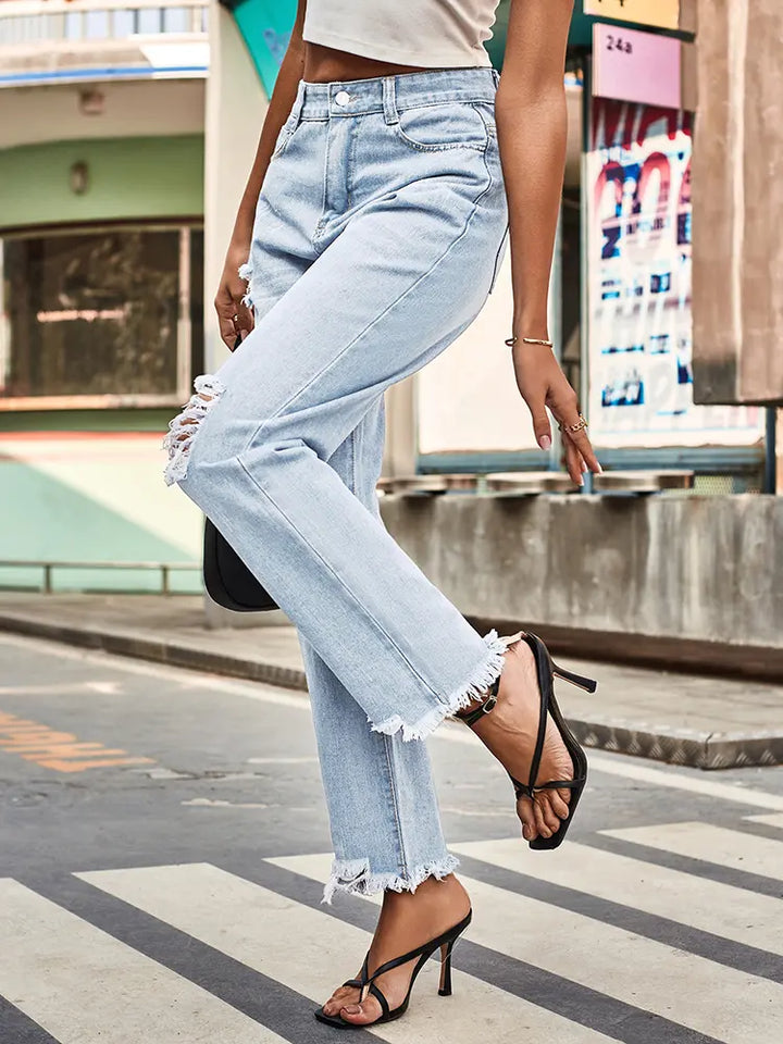 Pantaloni in denim strappati alla moda per donne