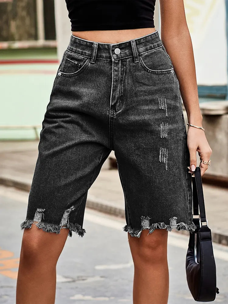 Naka-distrong Fringe Hem na Denim Shorts