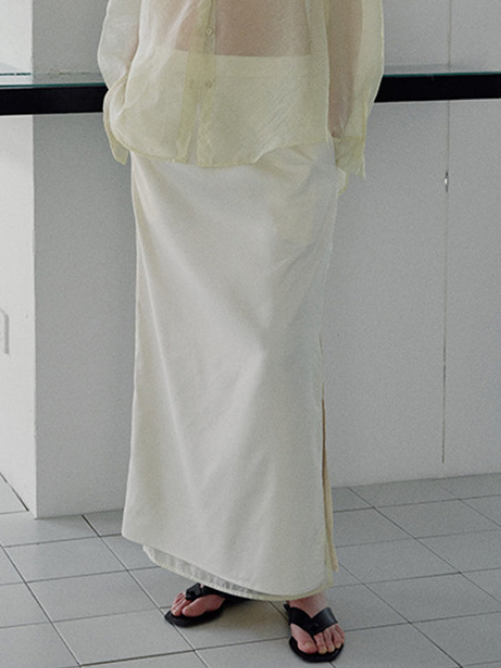 Dvouvrstvá saténová sukně s rozparkem