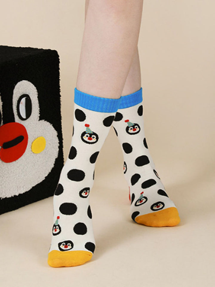Roztomilý kreslený tučňák polka dot ponožky