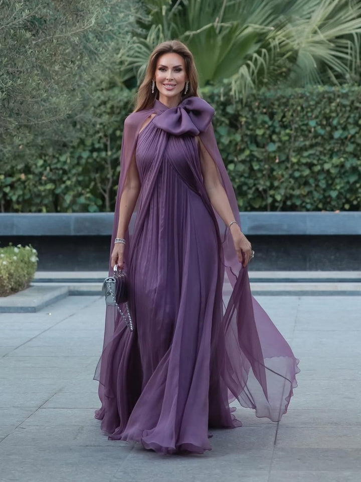 Mauve chiffon kappekjole med sløjfeærmer og plisseret maxi-length