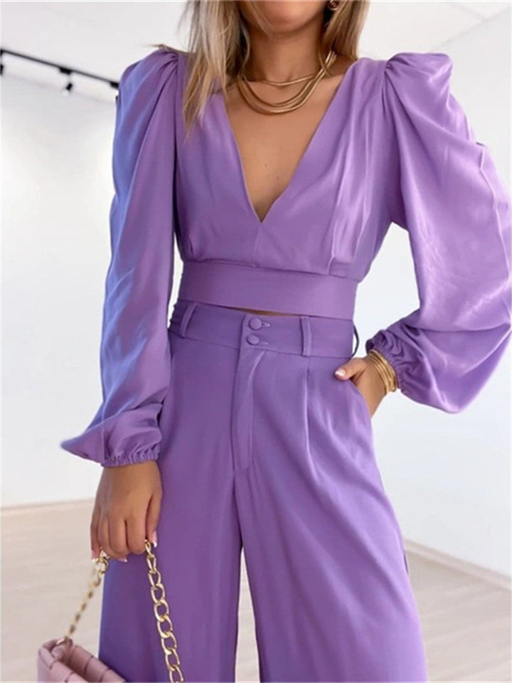 Conjunto de pantalones color lavanda con top con escote pronunciado