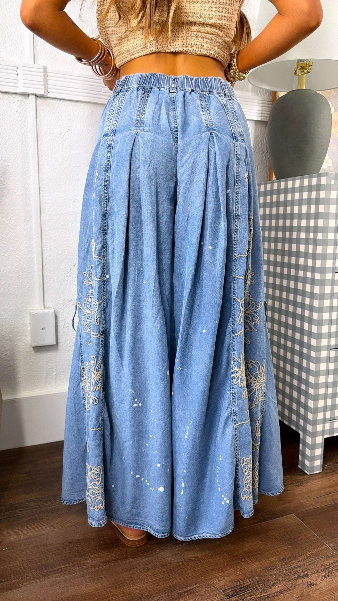 Denimbukser med brede ben og blomsterdetaljer