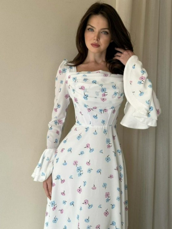 Sukienka maxi w kwiaty z kwadratowym dekoltem