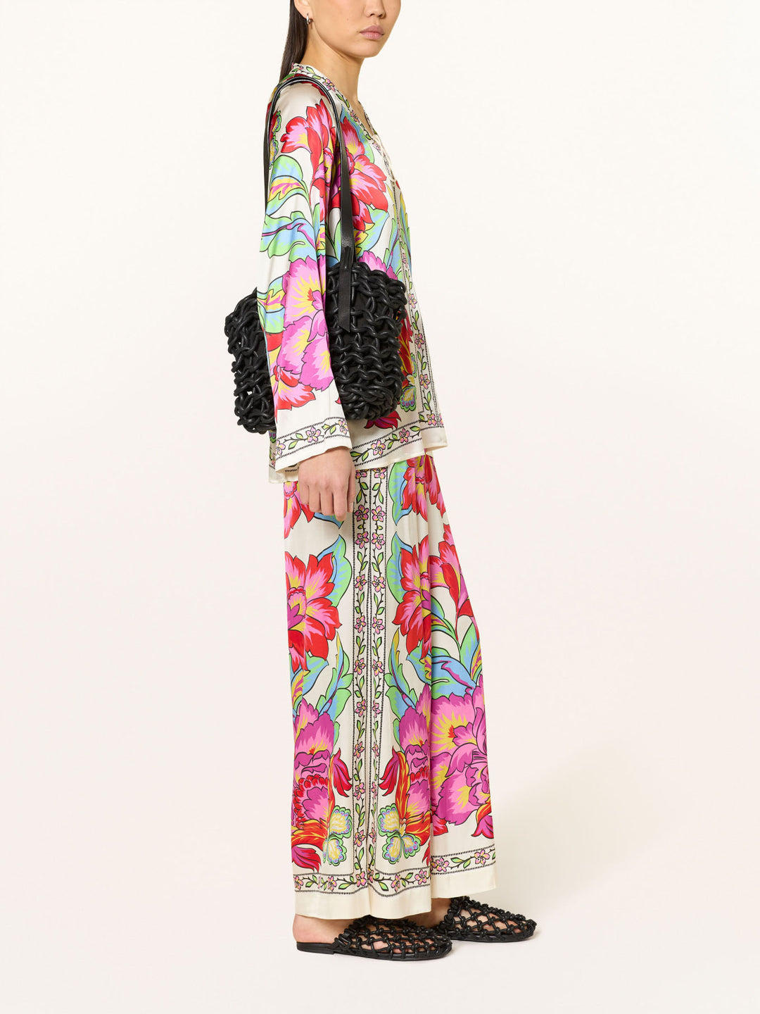 Completo camicetta in satin con stampa floreale vivace e pantaloni a gamba larga