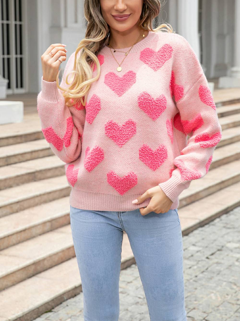 प्यार के छोटे दिल बुना स्वेटर