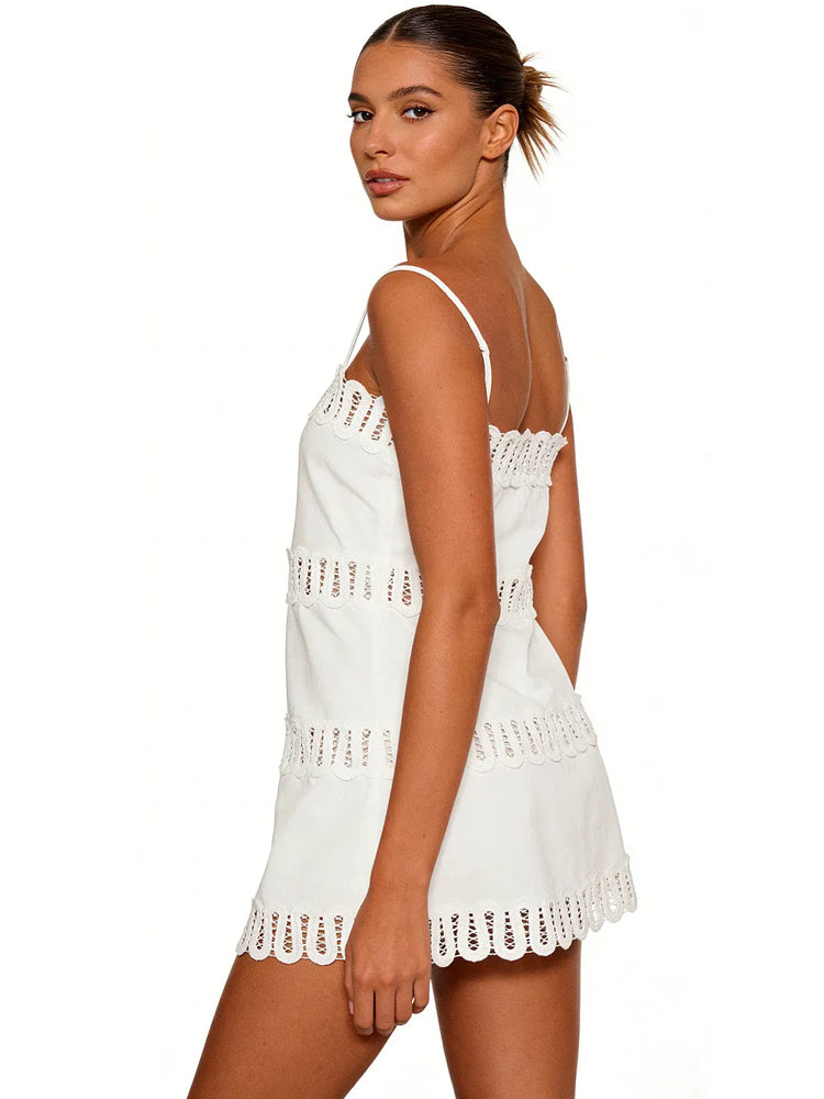 Vestido corto blanco con ojales y borde en forma de concha