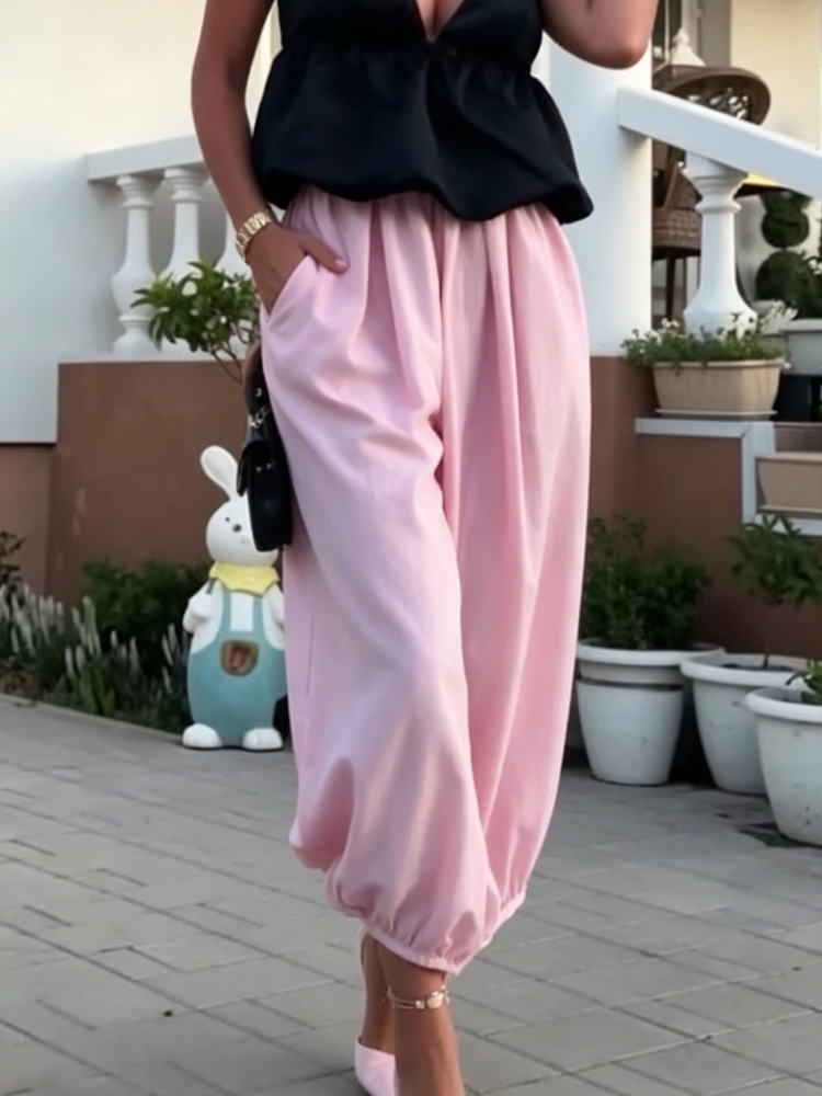 Černý top s volánky a růžový komplet kalhot culotte