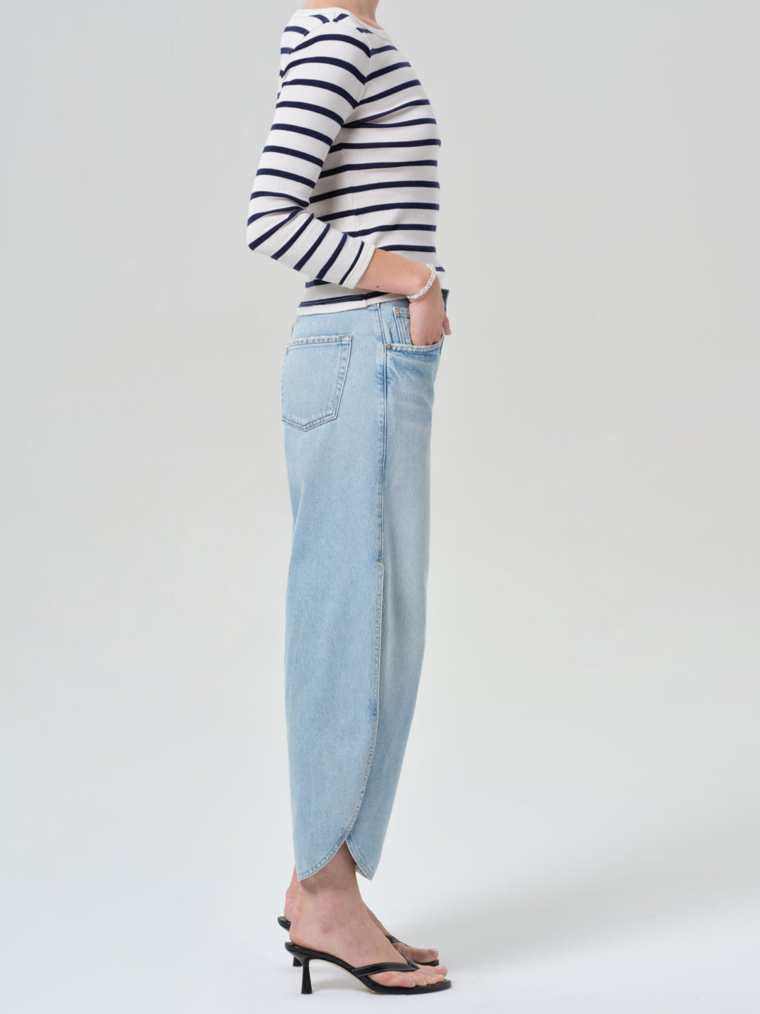Jeans med buet kant og sideslidser