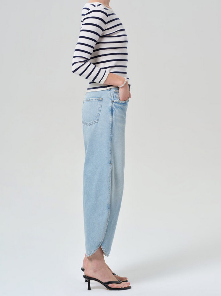 Jeans med buet kant og sideslidser