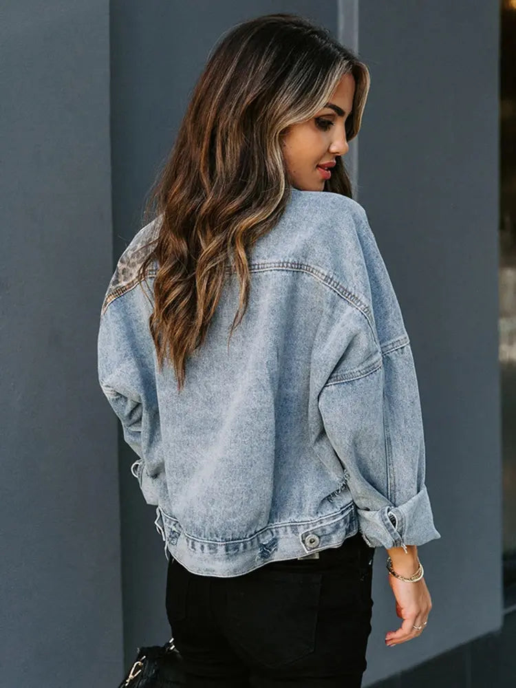 Chaqueta de mezclilla con parches de estampado animal