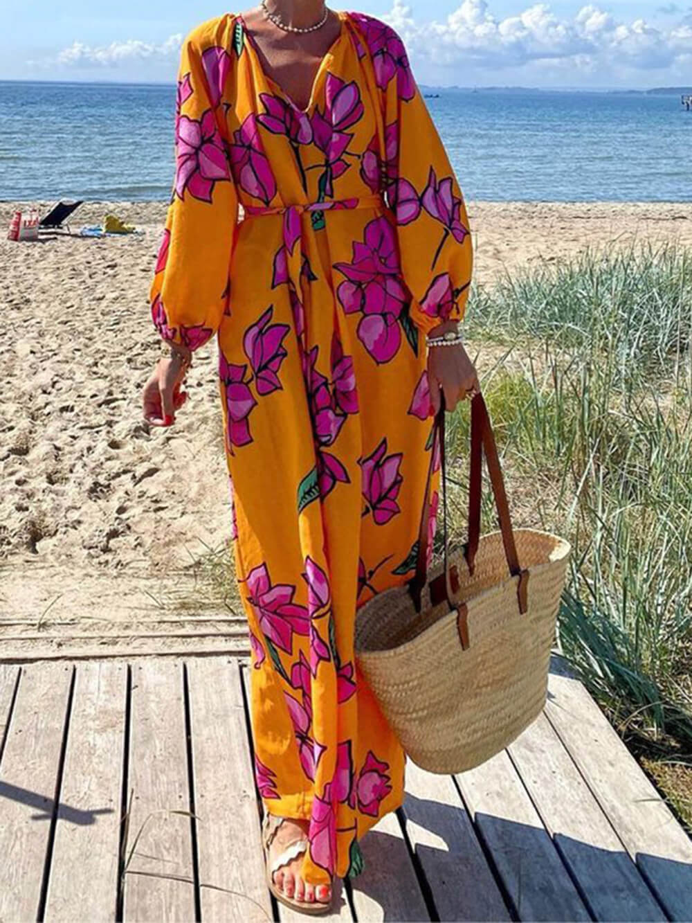 Vestidos de praia de férias estampados com decote em V da moda