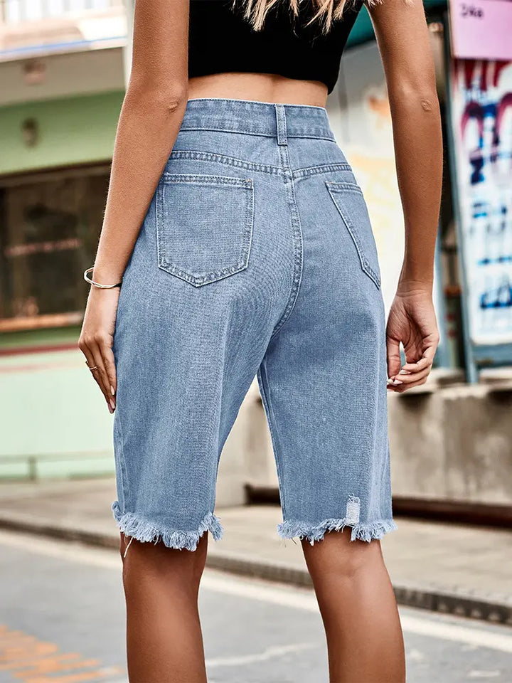 Naka-distrong Fringe Hem na Denim Shorts