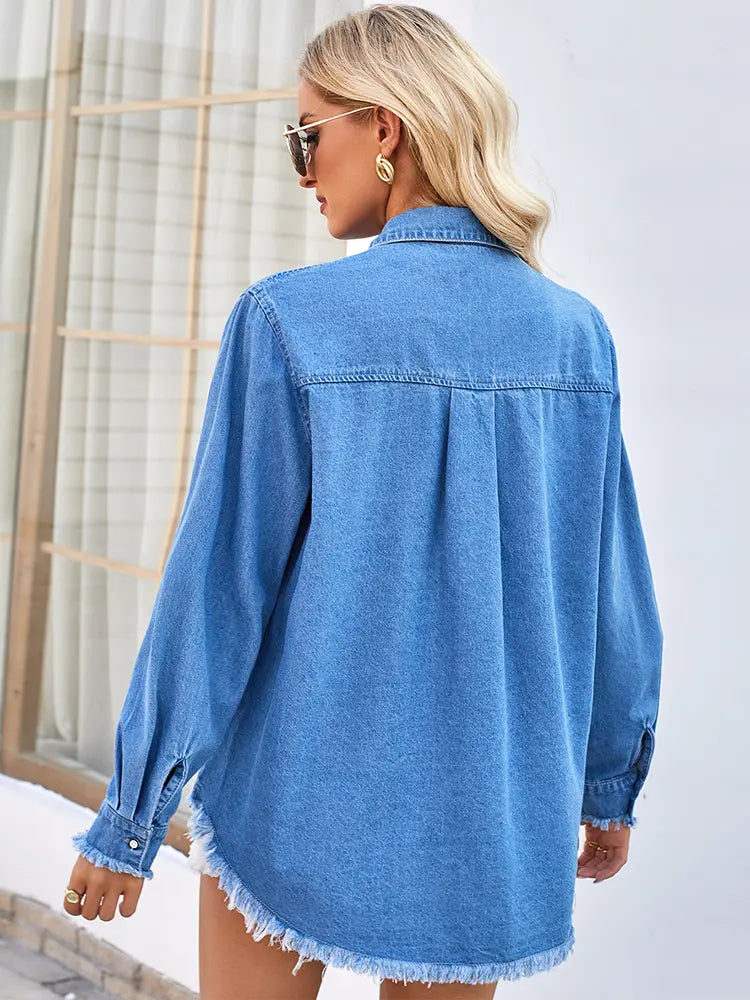 Camisa de Denim Desfiada e Larga com Bolso de Lantejoulas