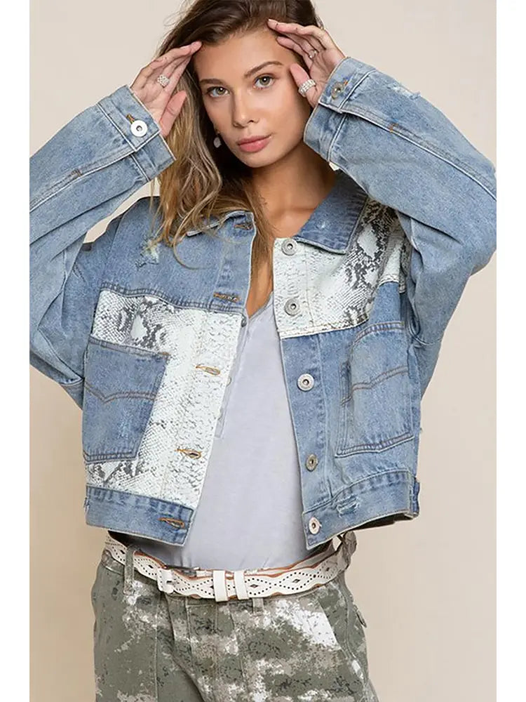 Chaqueta de mezclilla con parches de estampado animal